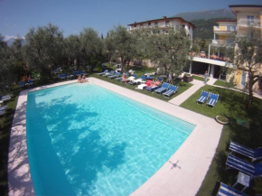 Отель Hotel Augusta  Мальчезине